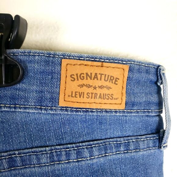 Women's Signature Levi Strauss Distressed Rolled Cuff Denim Shorts Size 18W - Picture 6 of 9